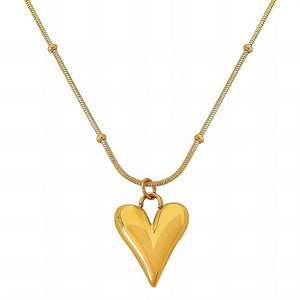 Love's Radiance: 18K Gold Hearts Necklace That Sparkles with Style