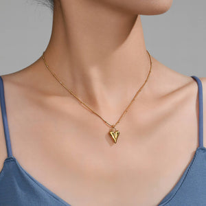 Love's Radiance: 18K Gold Hearts Necklace That Sparkles with Style